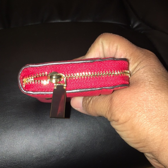 🔥Sale🔥Beautiful New Bright red MK pebbled leather zip wallet NWOT - Picture 4 of 7